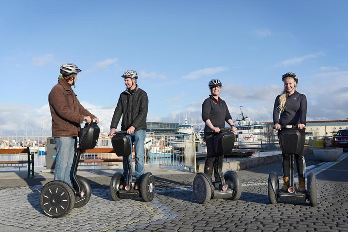 un gruppo di tre uomini che guidano un segway su un tetto