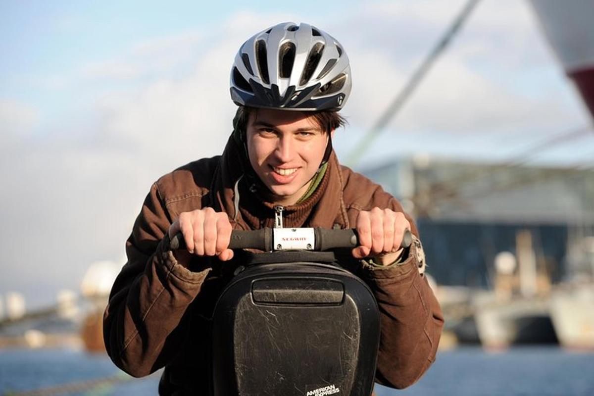 un uomo che indossa un casco e tiene in mano uno skateboard