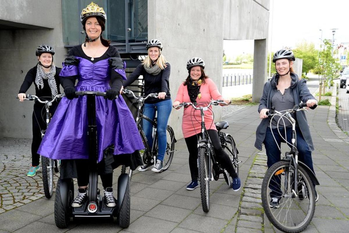 un gruppo di donne in bicicletta e in scooter