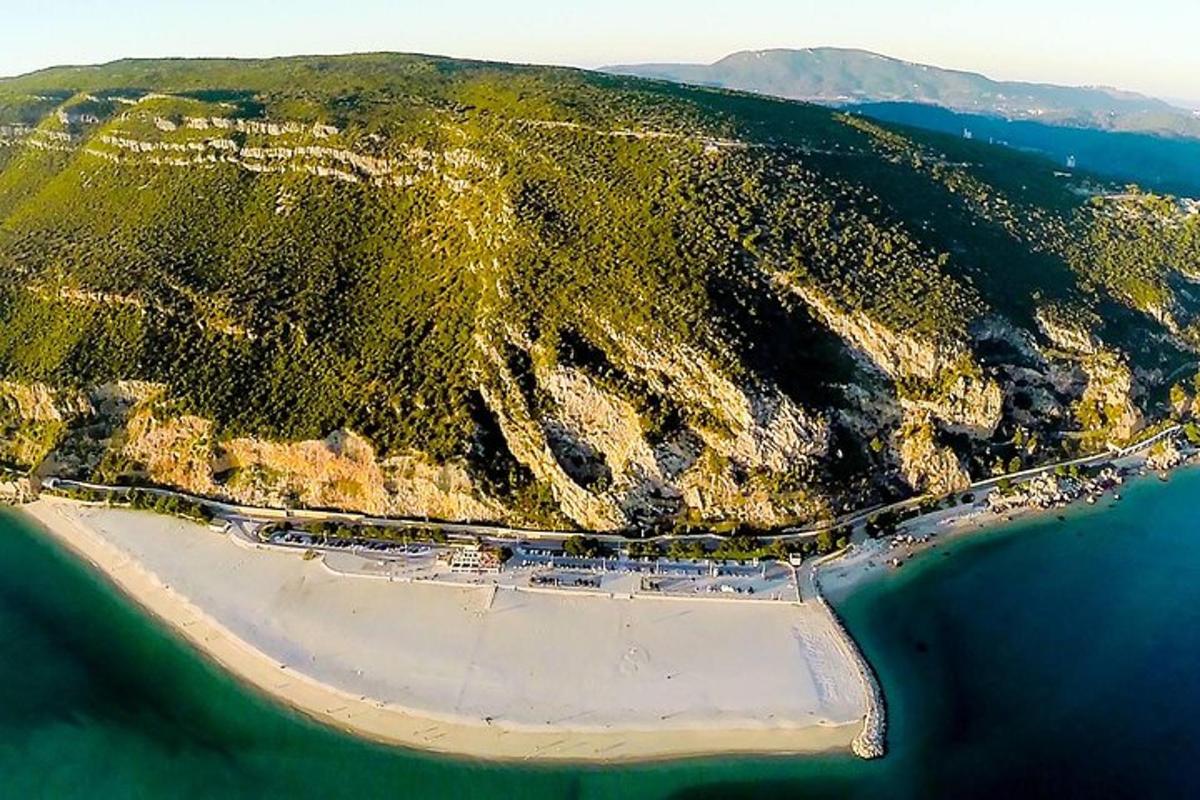zračni pogled na otok v oceanu