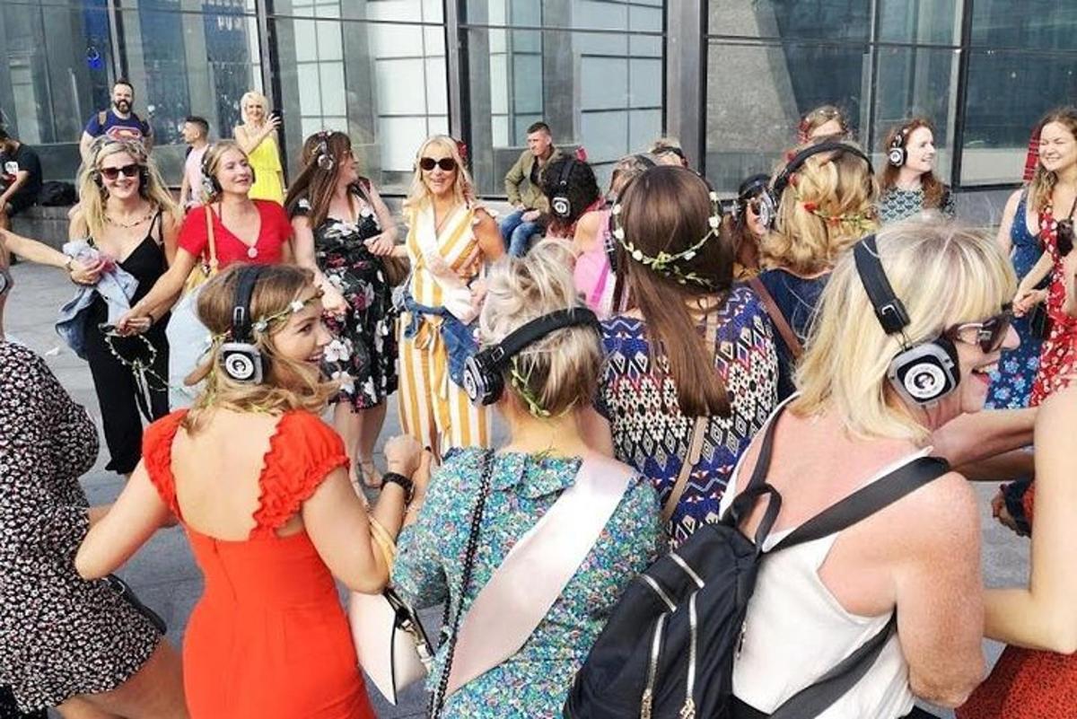 een groep vrouwen die voor een menigte staan