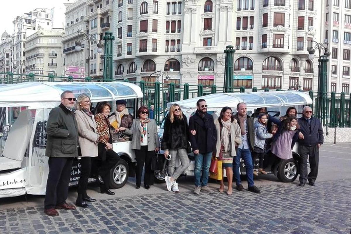 skupina lidí stojících před autobusem