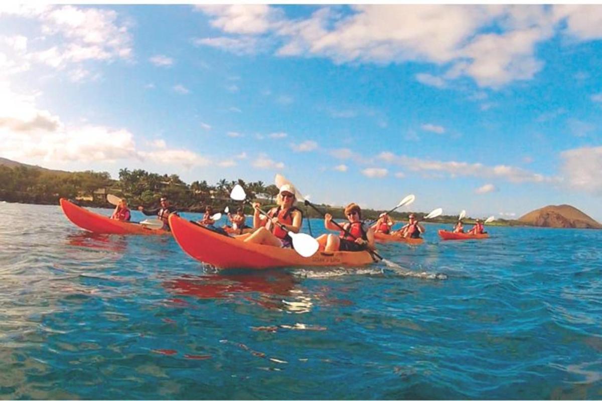 un gruppo di persone in kayak in acqua