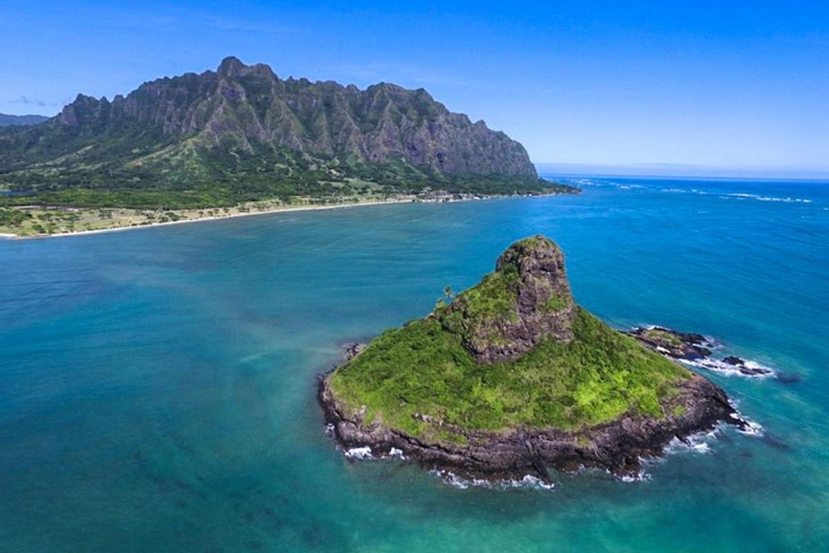 sala okeānā ar kalnu fonā