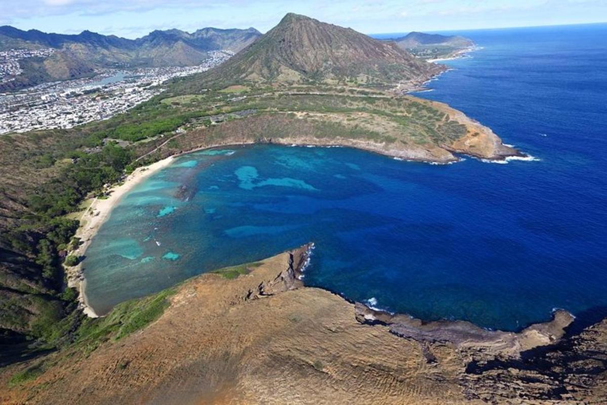 o vedere aeriană a unei insule din ocean