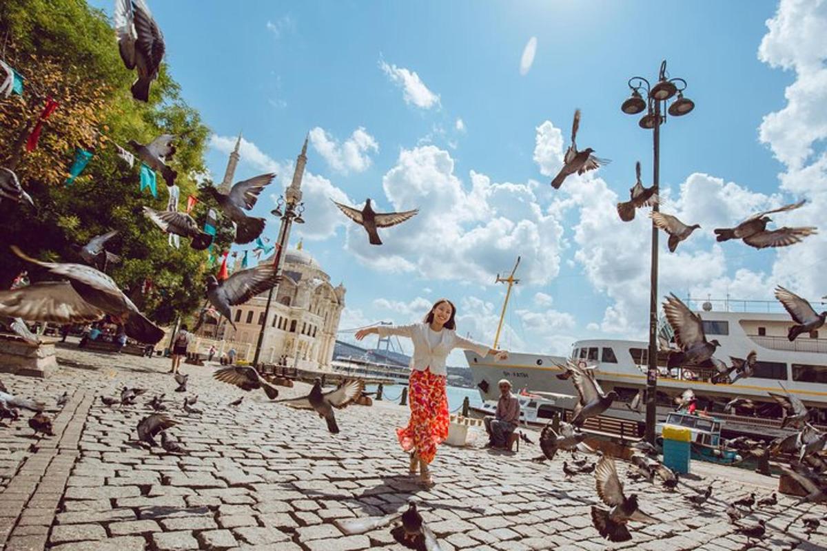 žena stojící před hejnem ptáků