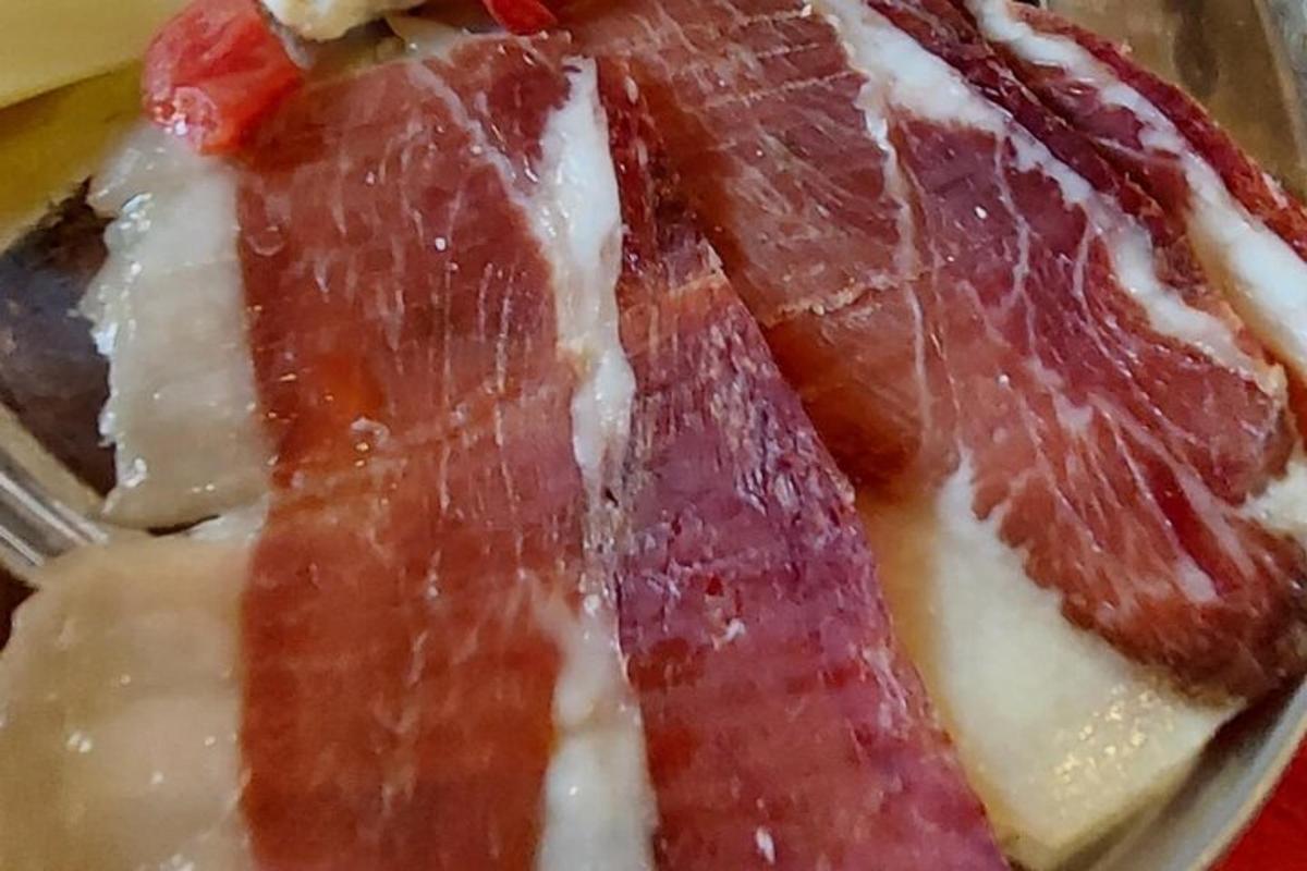 Un primer plano de un trozo de carne en un plato.
