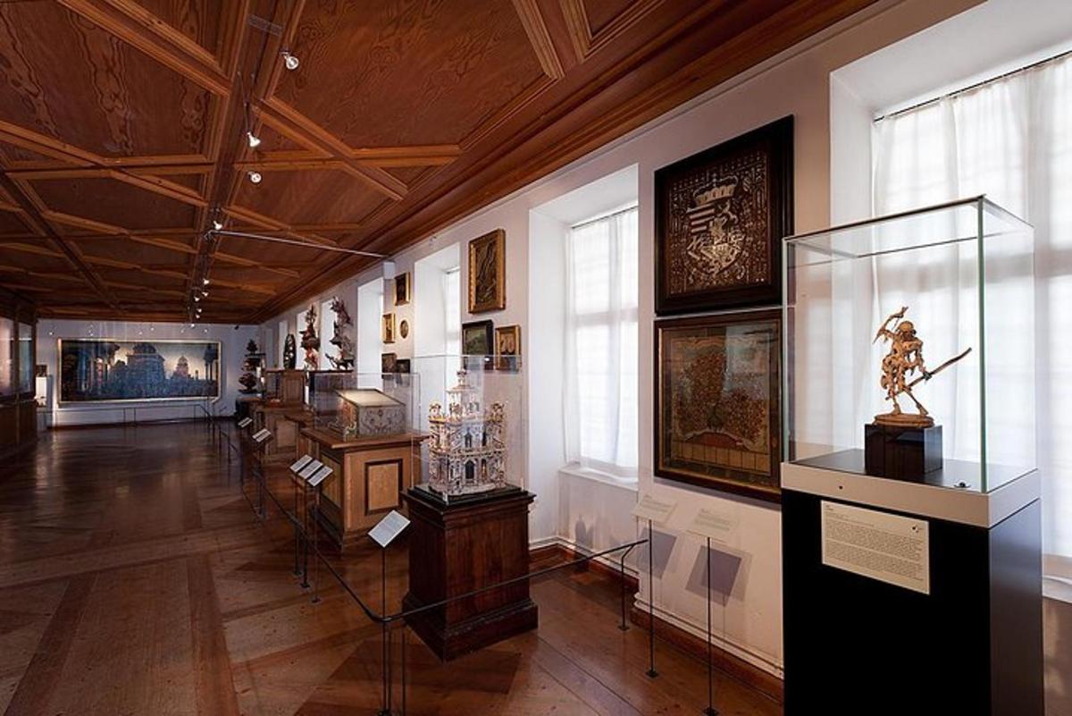 muzeum s mnoha exponáty vystavenými v jedné místnosti