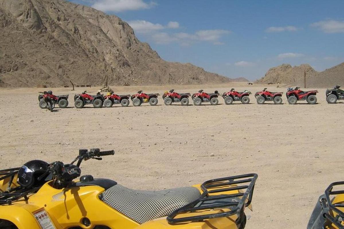 deretan motosikal yang diletakkan di padang pasir