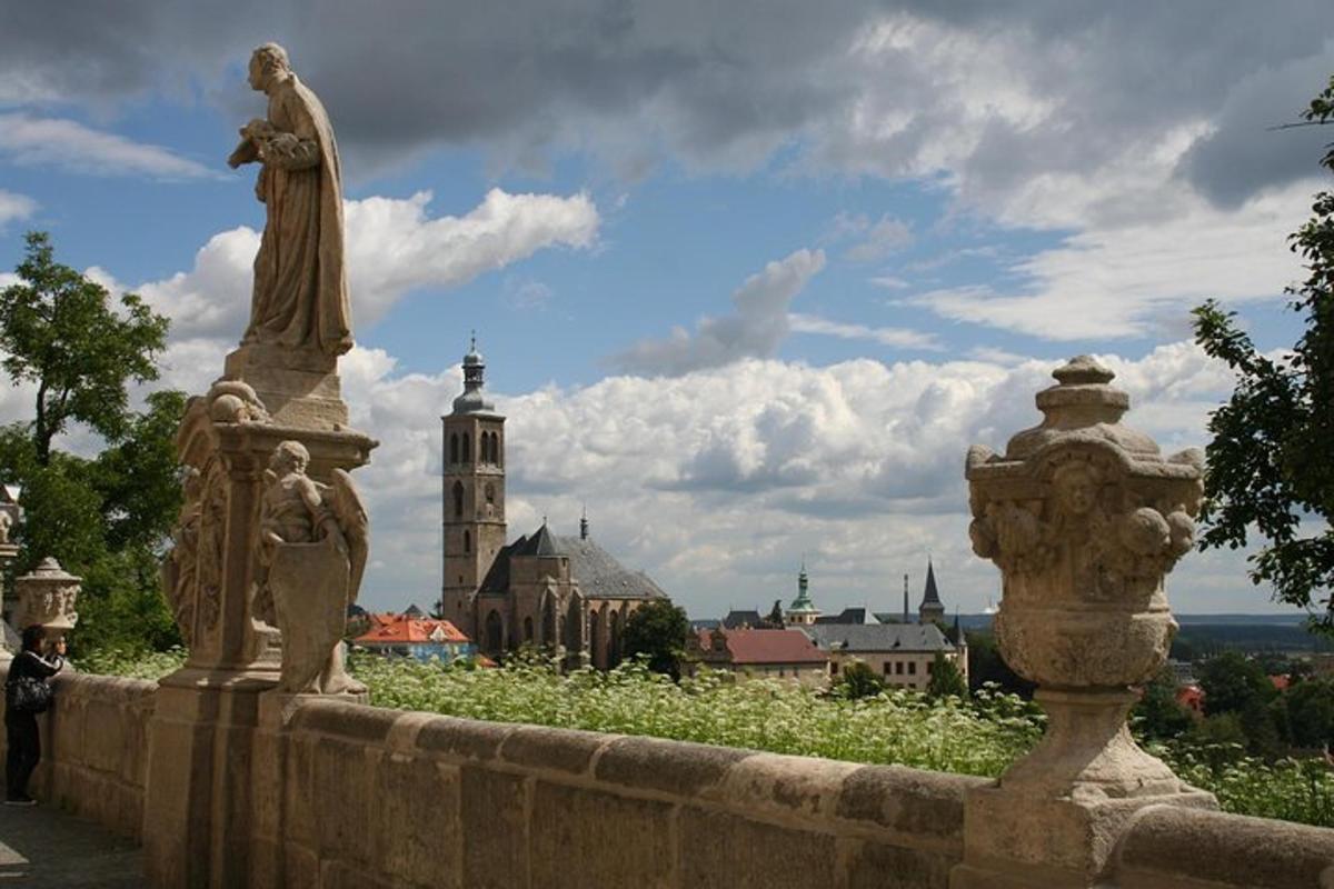 una statua di una donna su un muro con una città