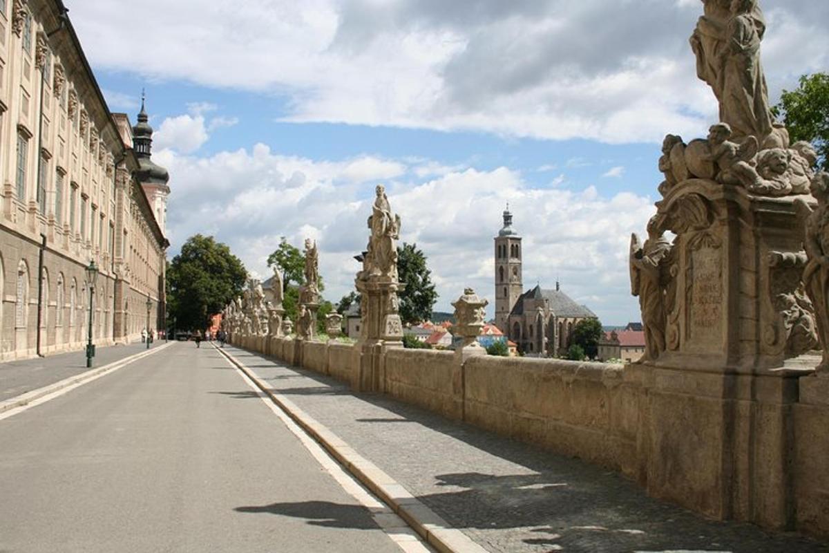 un ponte sopra una strada in una città
