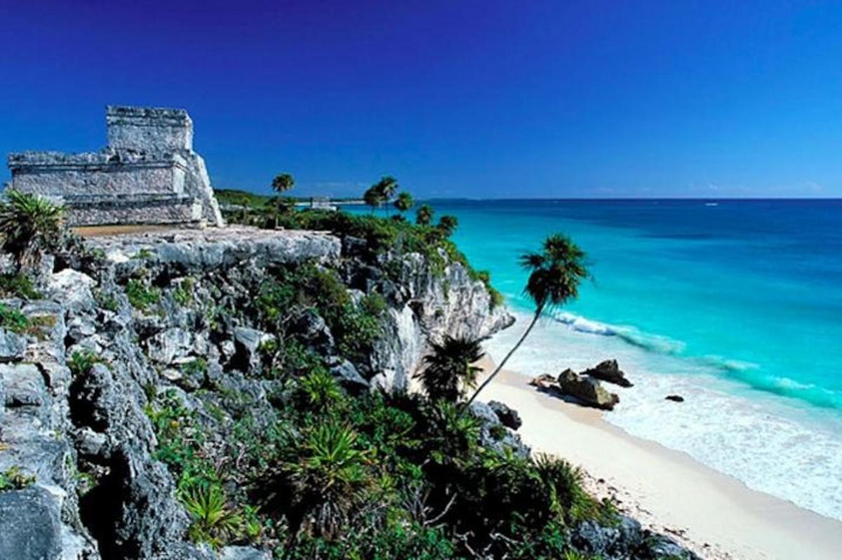 um edifício em um penhasco próximo a uma praia