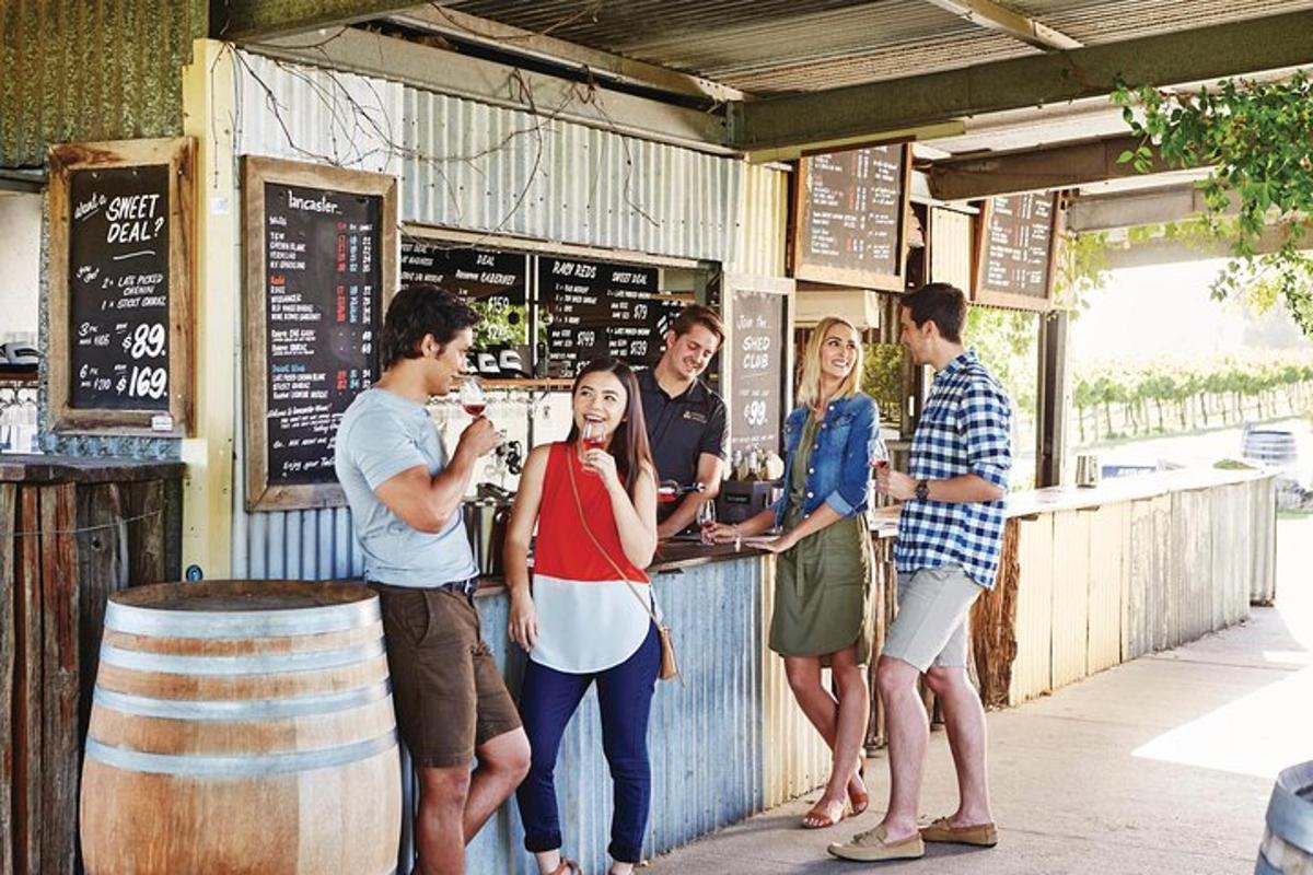 een groep mensen die rond een bar staan