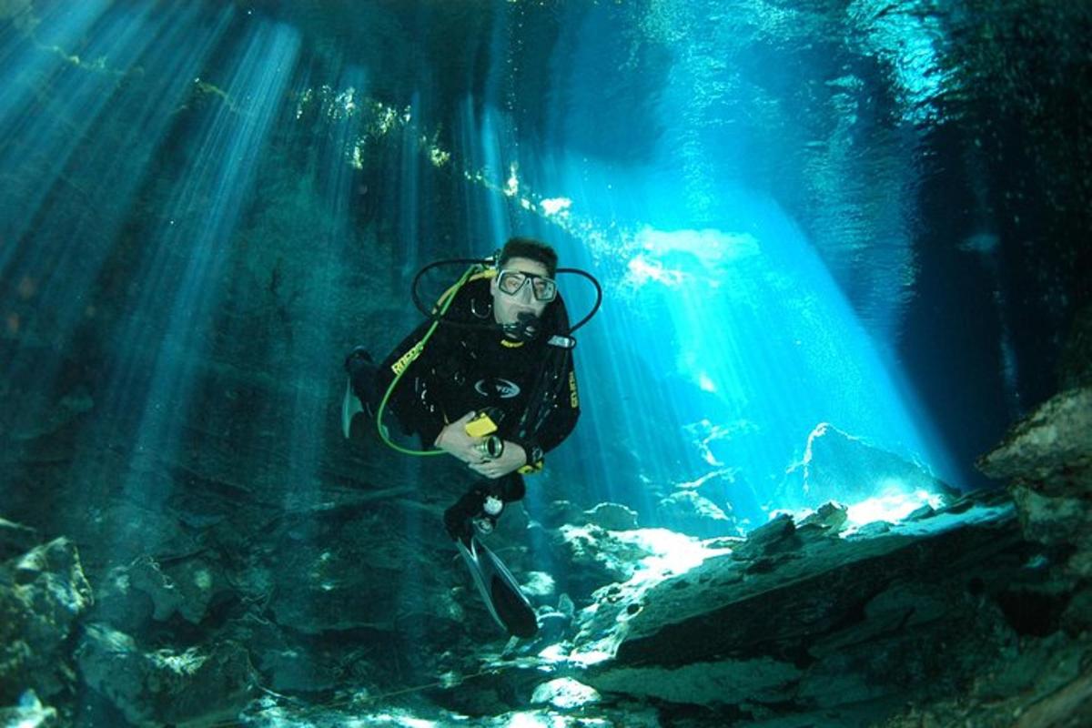 Muž plave v podvodní jeskyni