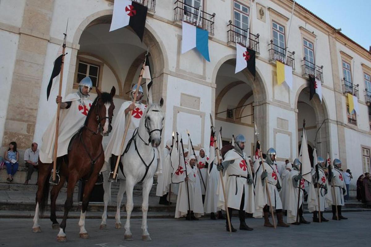 eine Gruppe von Männern in Uniform steht vor einem Gebäude