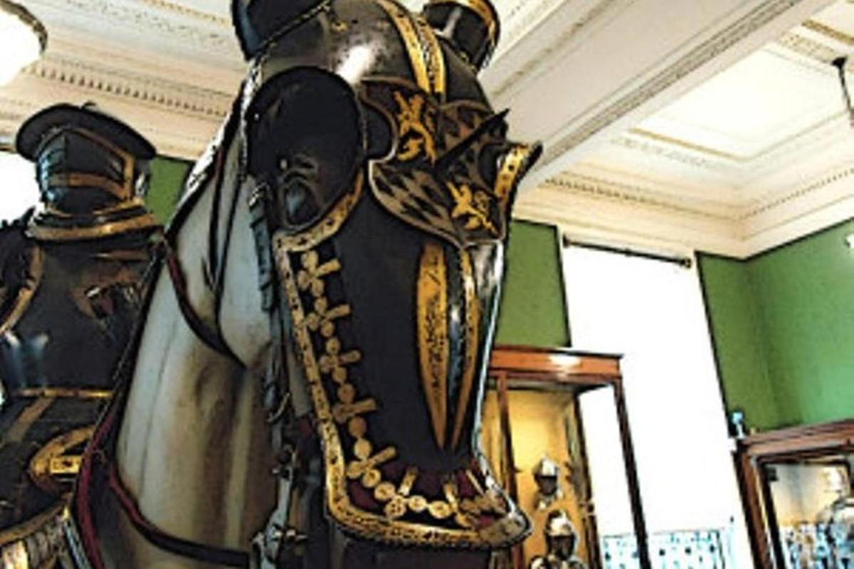 ein Ritter mit Helm und Rüstung in einem Raum