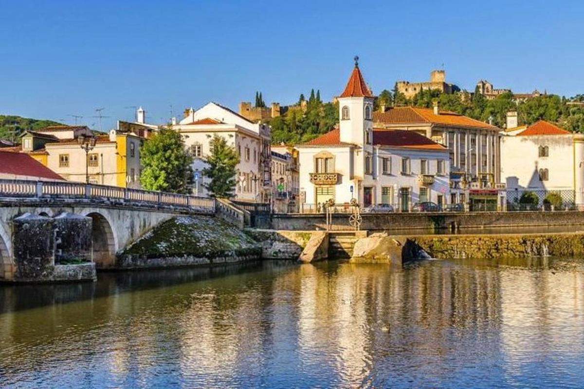 eine Brücke über einen Fluss neben einer Stadt