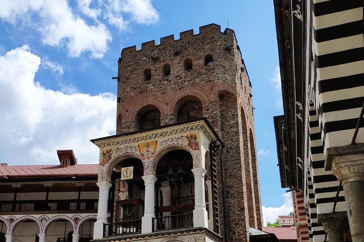 ein hohes Backsteingebäude mit einem Turm darauf