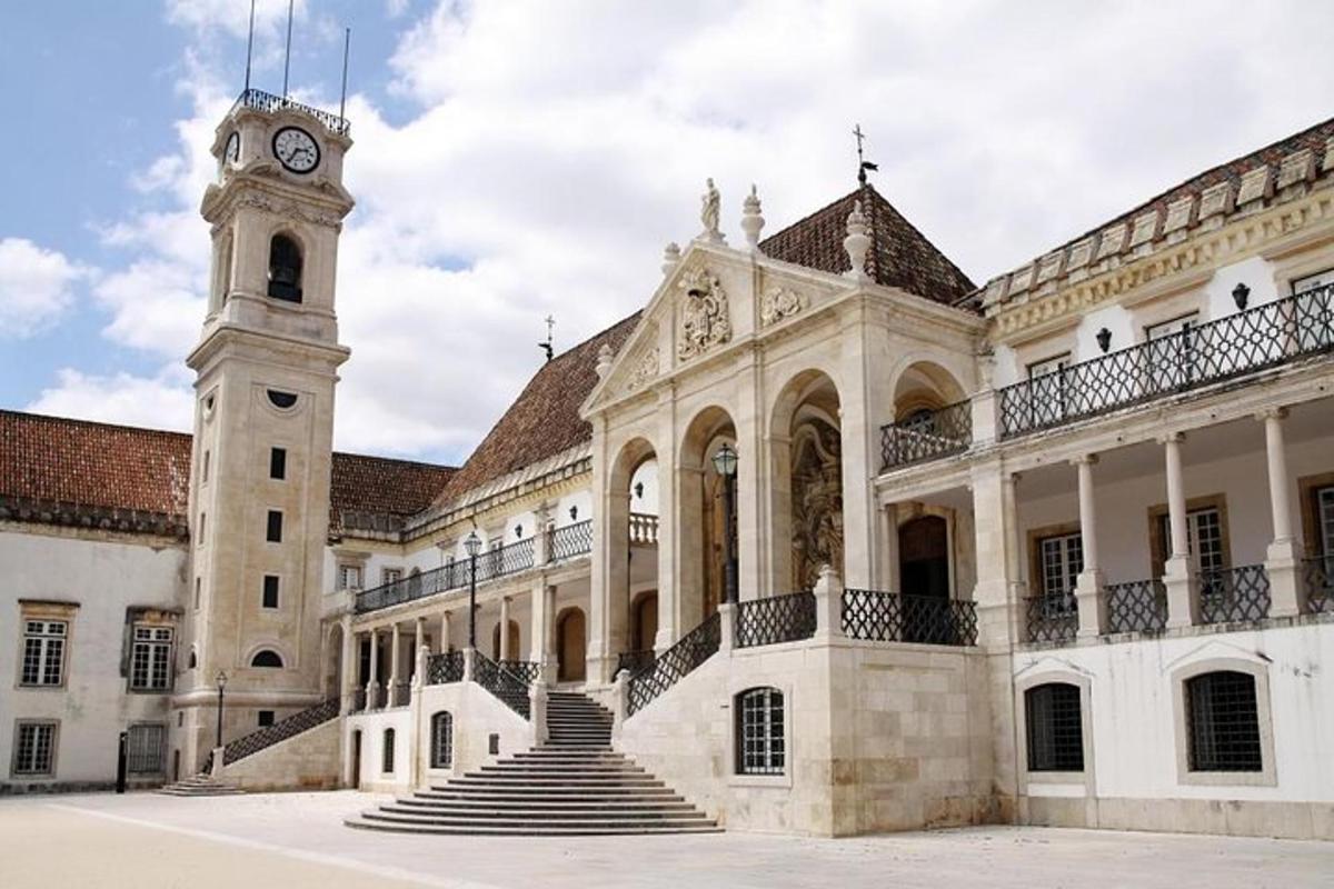 un edificio con una torre dell'orologio e un edificio con scale