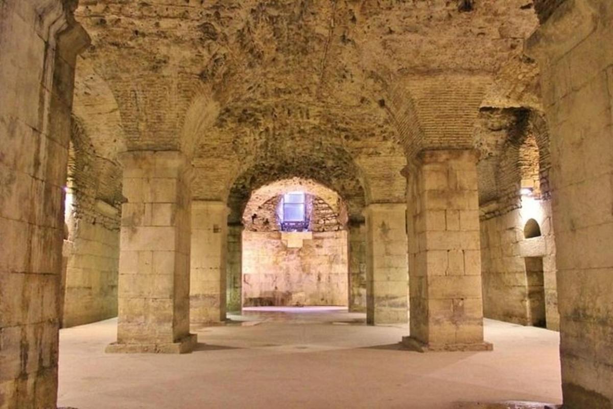 Un pasillo vacío en un edificio antiguo con columnas.