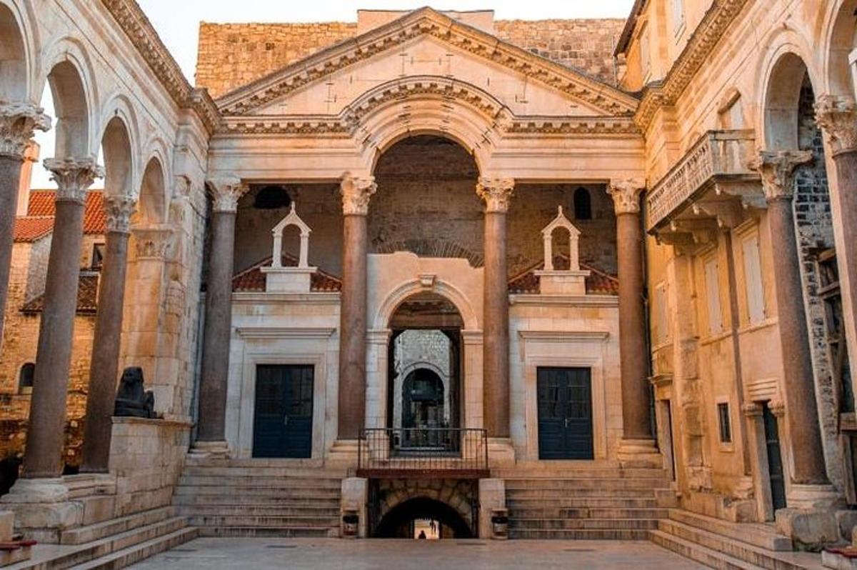 Un gran edificio con columnas y una escalera en él.