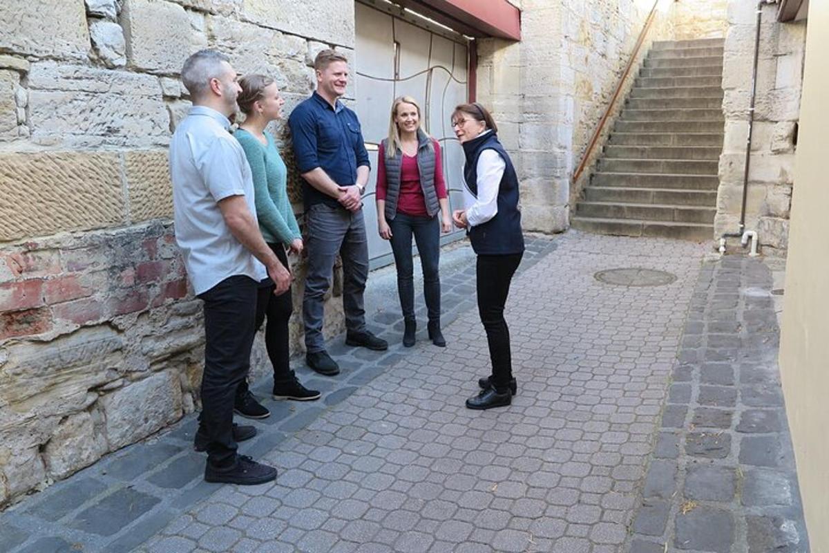 skupina lidí stojící vedle budovy