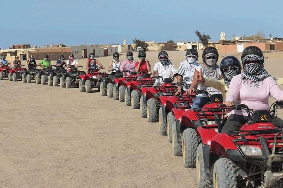 Μια ομάδα ανθρώπων σε ATV στην έρημο