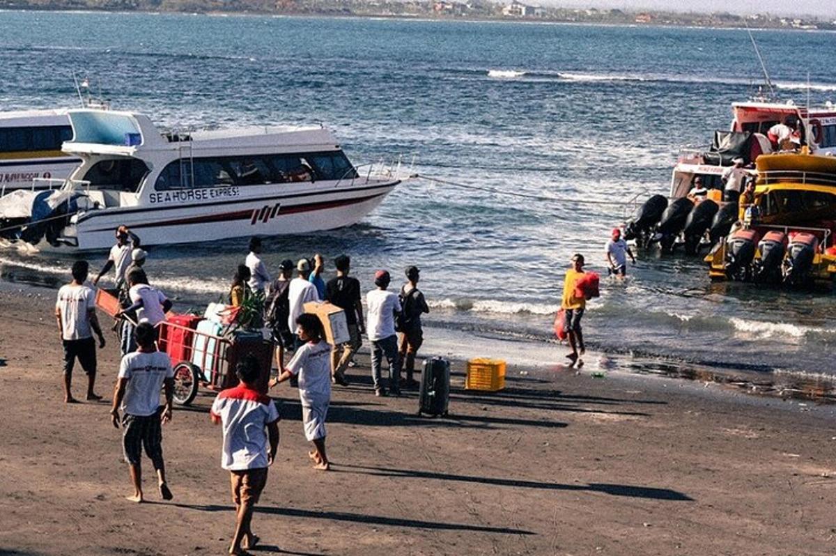 un gruppo di persone che camminano su una spiaggia con una barca