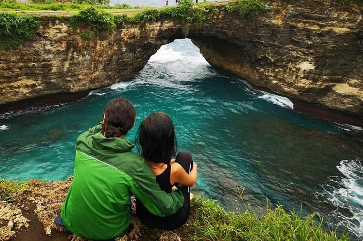 un uomo e una donna seduti sulla riva di un fiume