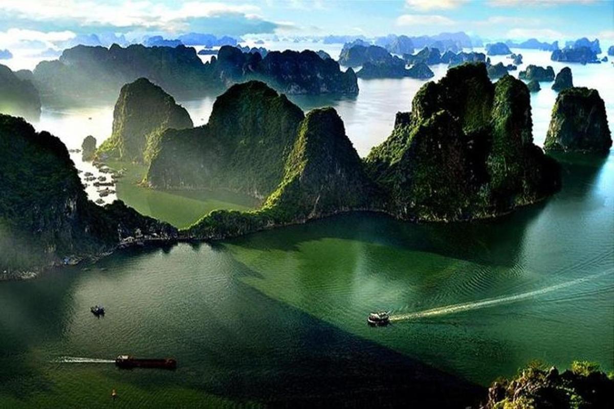 山脉与水体的景观