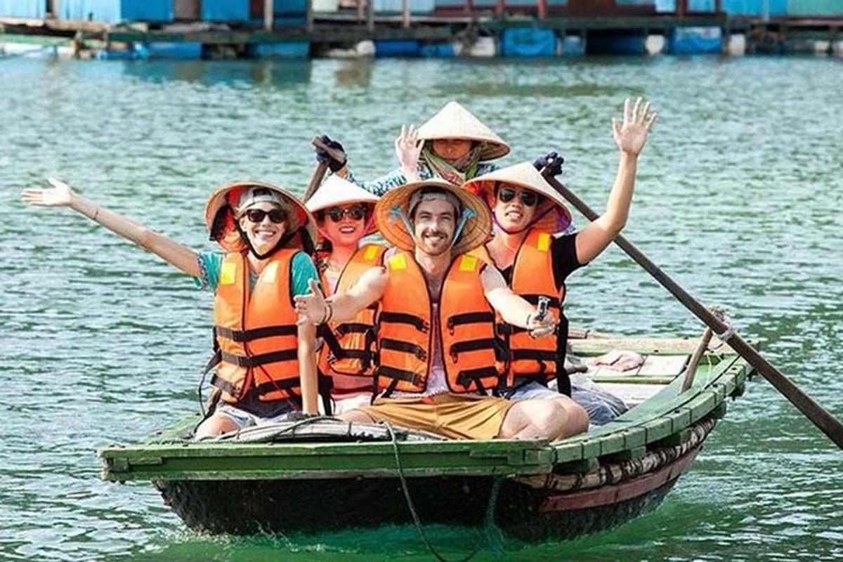 een groep mensen in een boot in het water