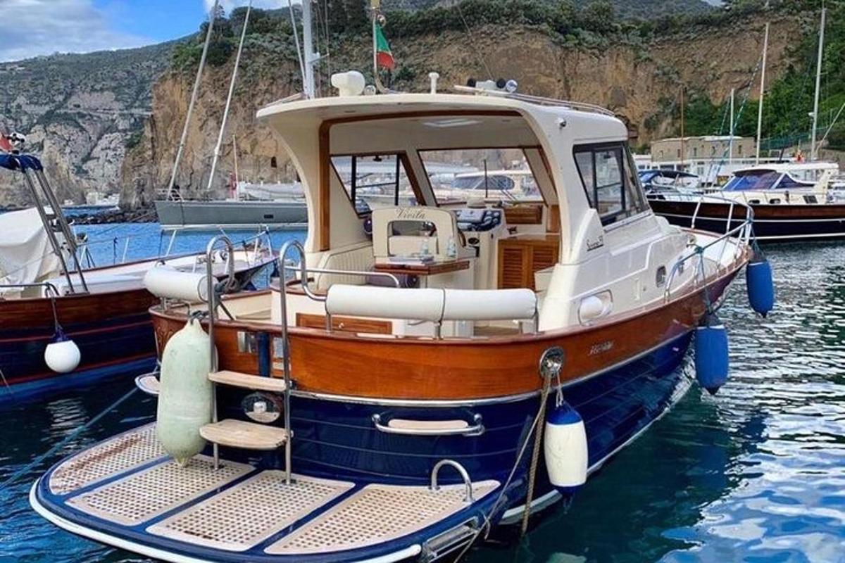 Un pequeño barco está atracado en el agua