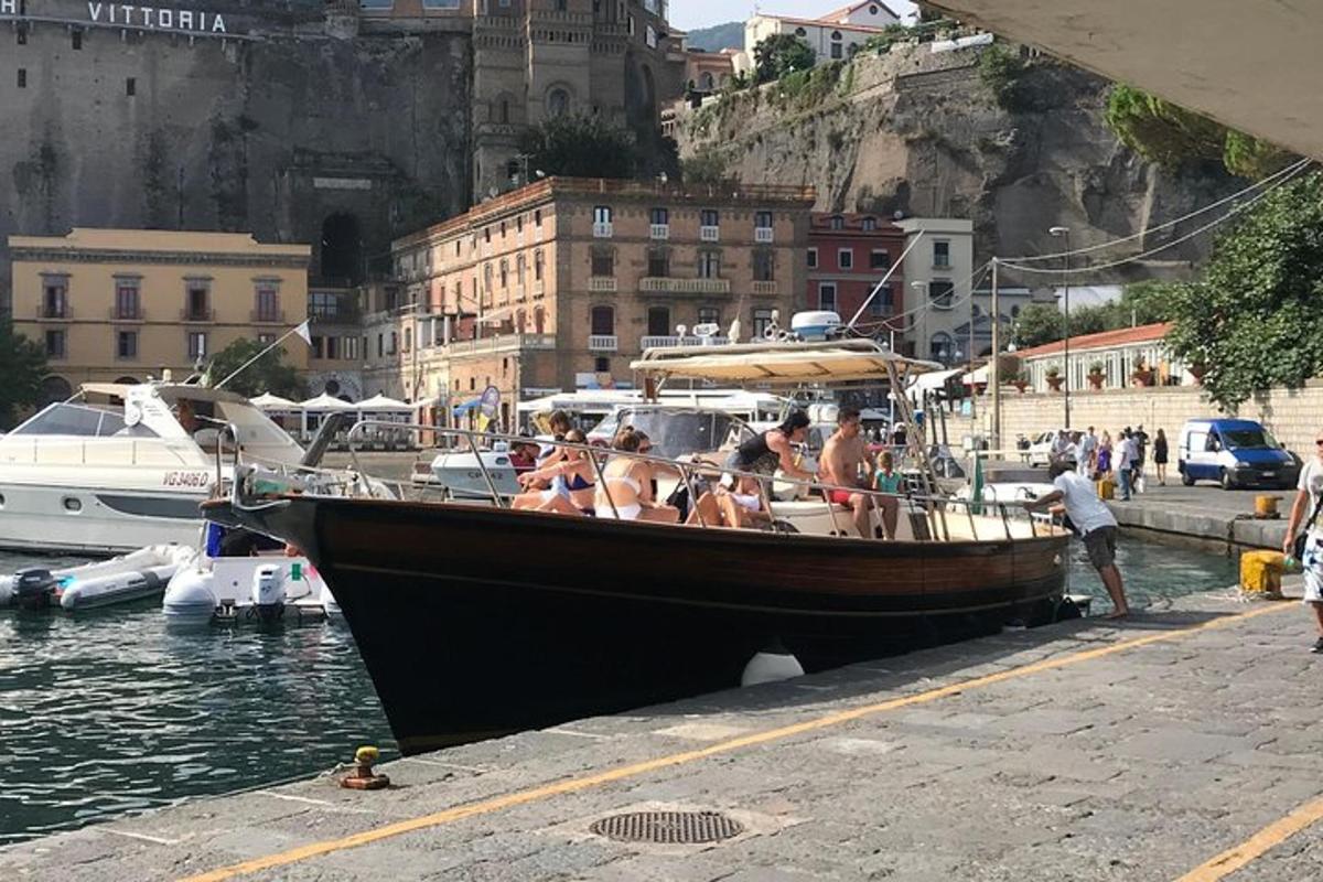 un grupo de personas en un barco en el agua