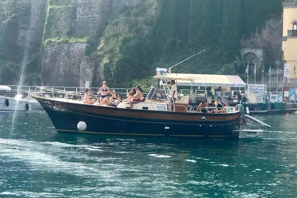 un grupo de personas en un barco en el agua