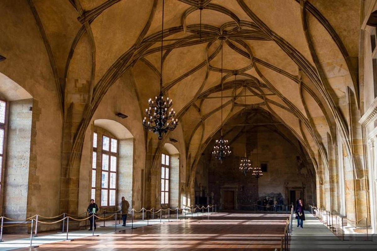 una gran sala amb sostres alts i canelobres en un edifici