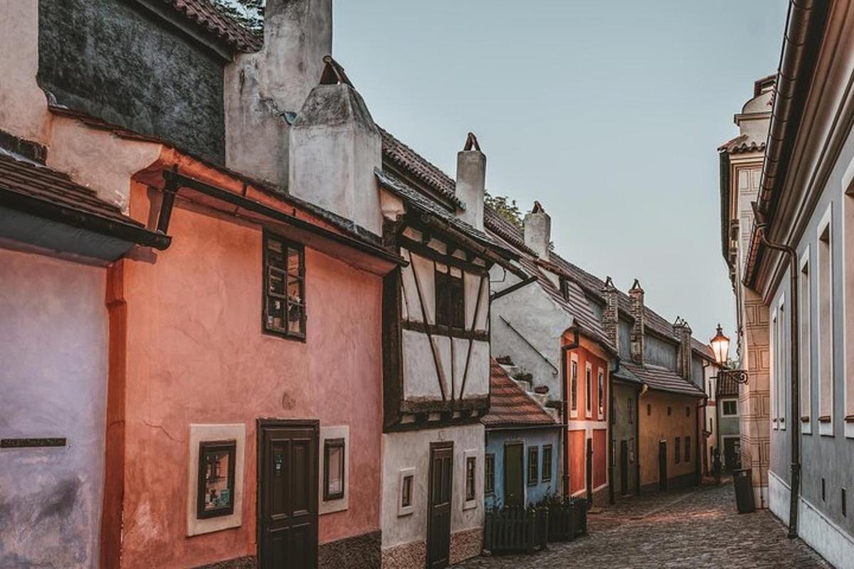 Un callejón en un casco antiguo con edificios coloridos.