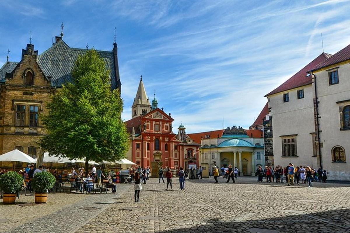 grupp inimesi, kes kõnnivad linnaväljakul ringi