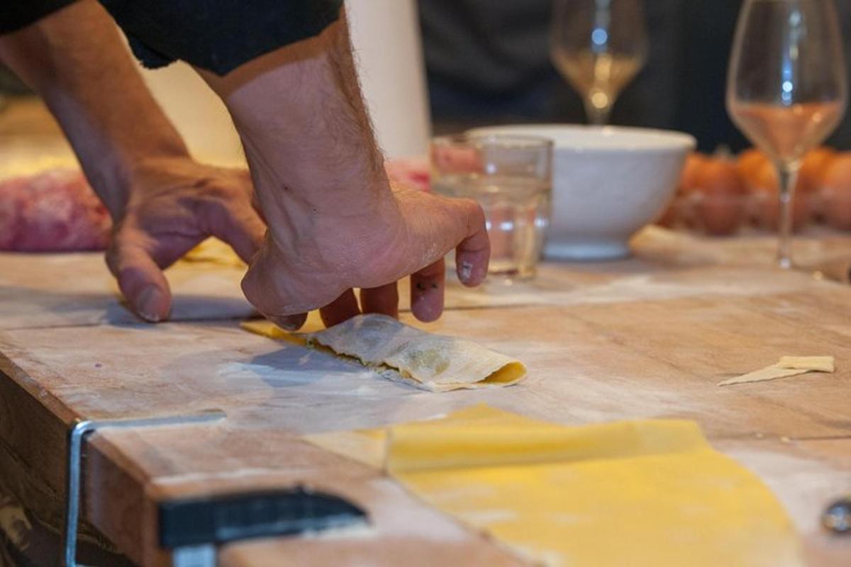 κάποιος που κόβει κάτι σε ένα τραπέζι με ένα μαχαίρι