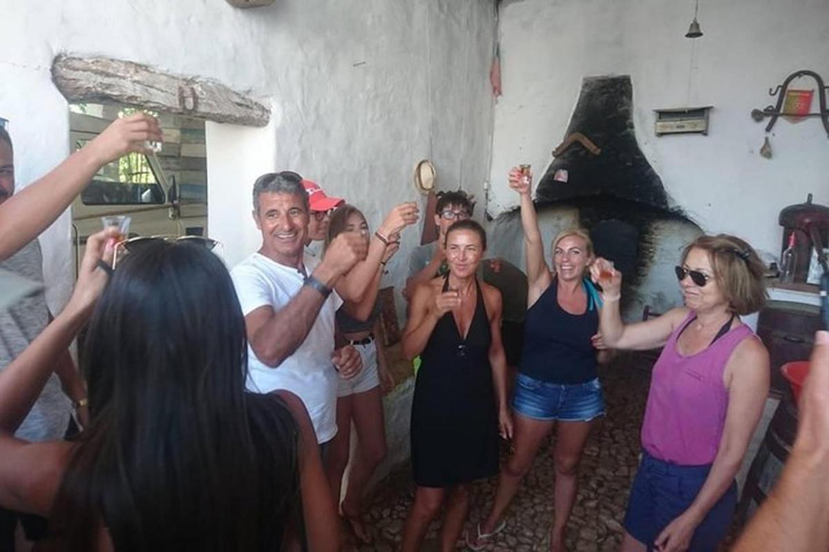 un gruppo di persone in piedi in una stanza con le mani alzate