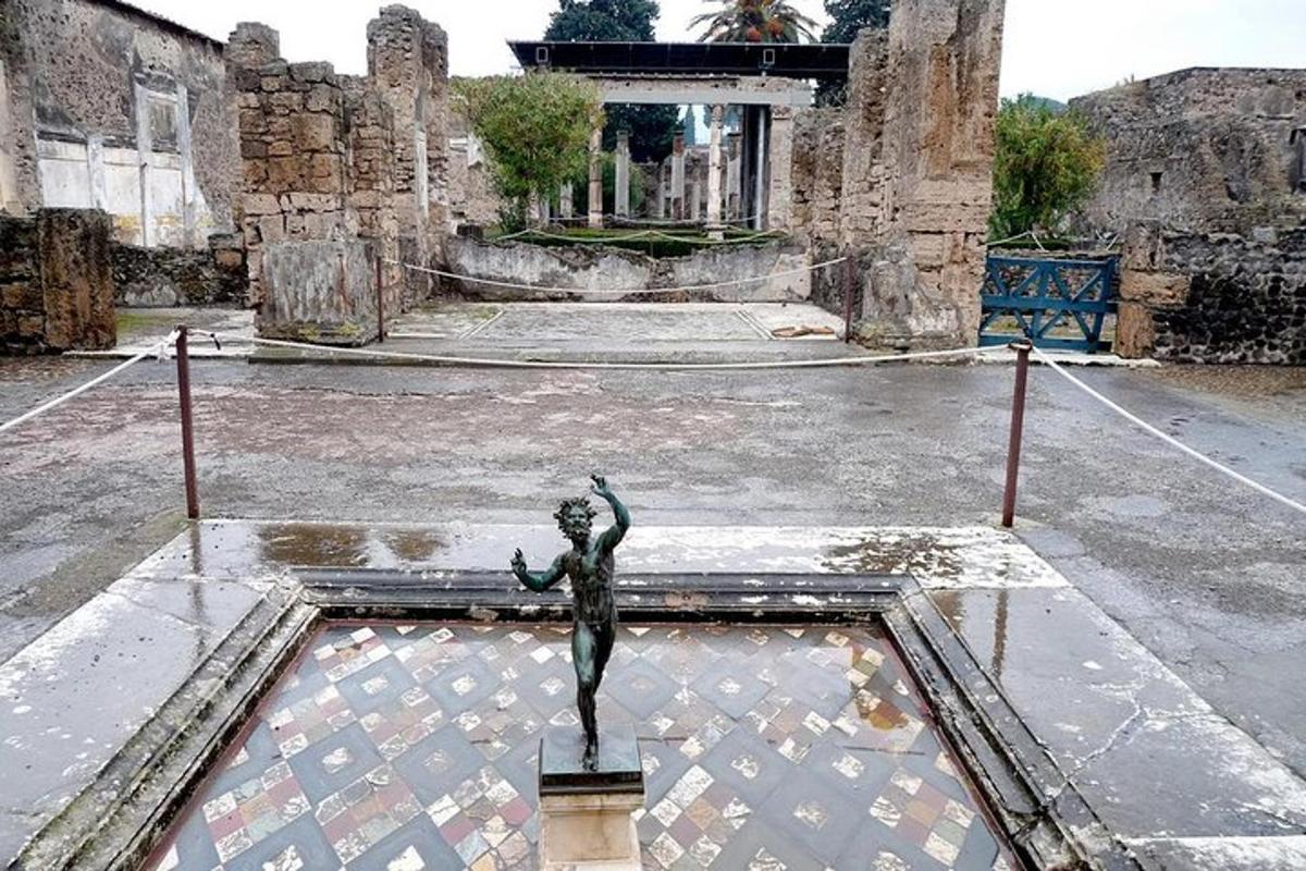 ένα άγαλμα μιας γυναίκας σε ένα παλιό κτίριο