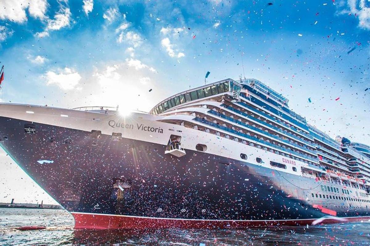 et cruiseskip ligger til kai i vannet