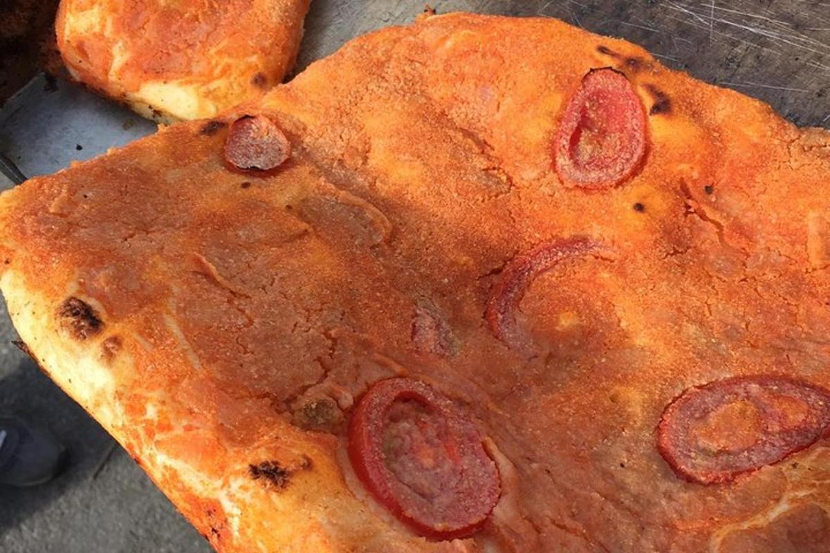 un primo piano di una pizza con peperoni sopra
