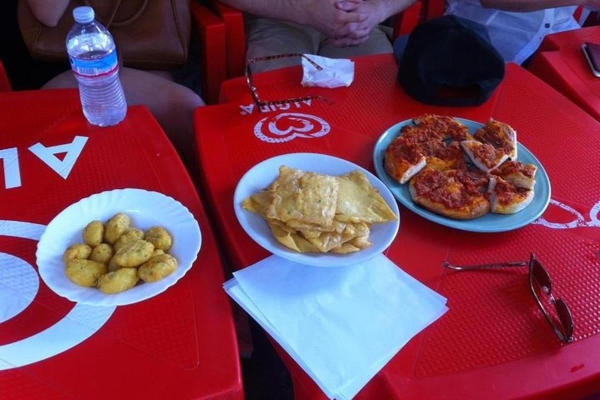un tavolo rosso con due piatti di cibo sopra