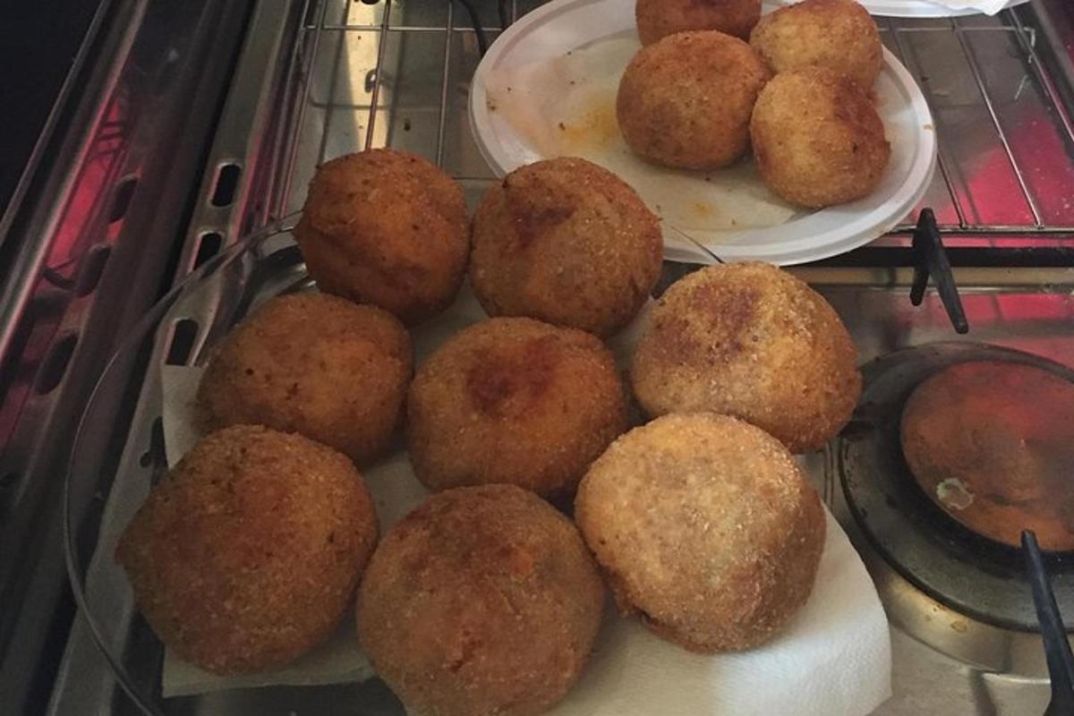 un mucchio di muffin esposti su una vetrina