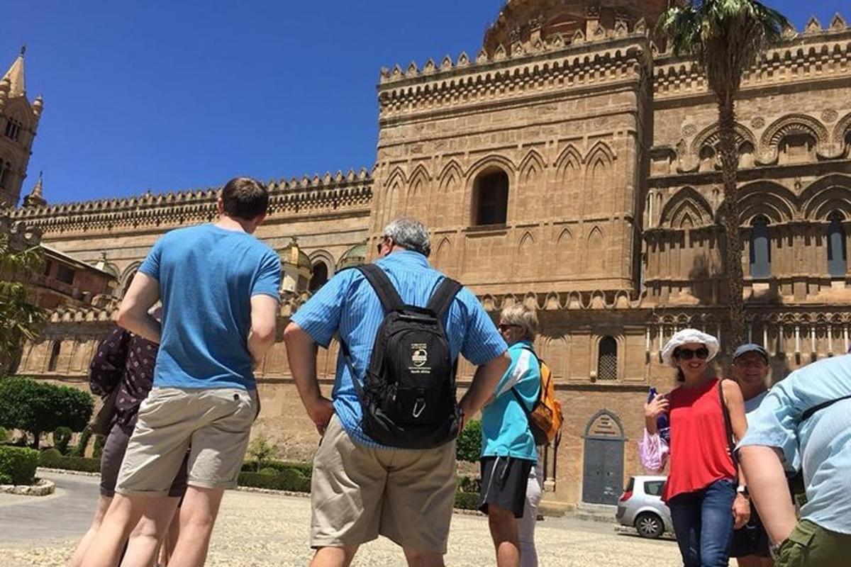 un grup de persones caminant davant d'un edifici