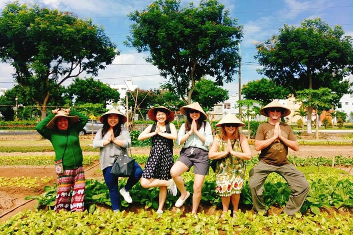 Un grupo de personas con sombreros posando en un campo.