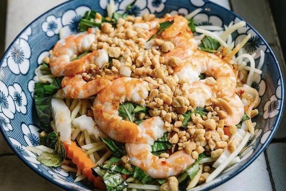 một bát tôm và mì trên bàn