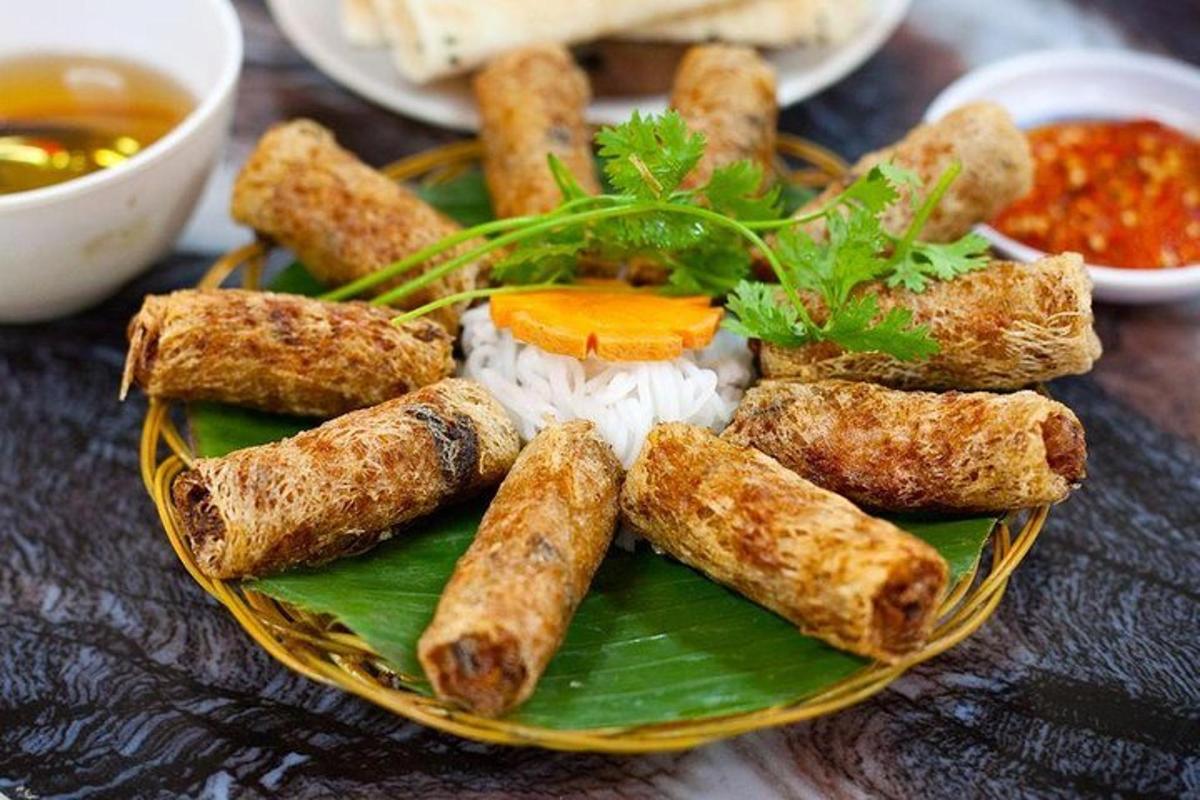 một đĩa thức ăn với cơm và rau trên bàn