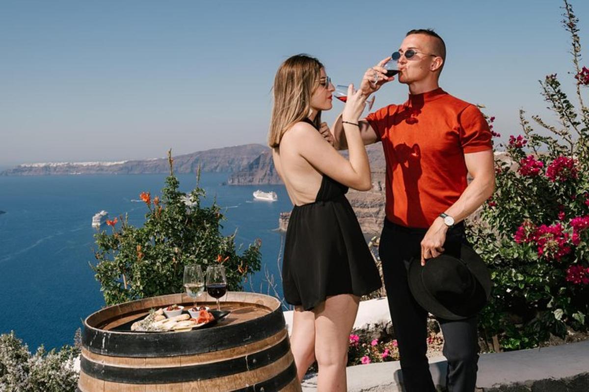 Maður og kona drekka vín fyrir framan tunnu