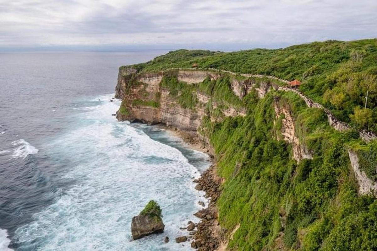 una vista aerea dell'oceano e di una costa rocciosa